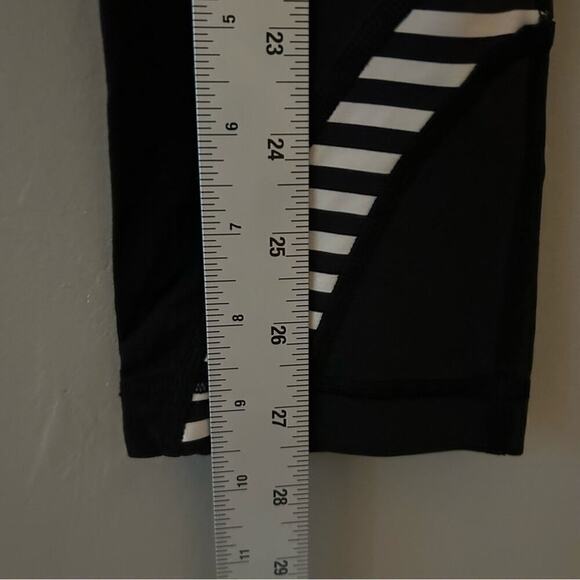 Lululemon Run: Inspire Crop II - Black/Classic Stripe Black White, Size 4, Rare - Picture 12 of 12